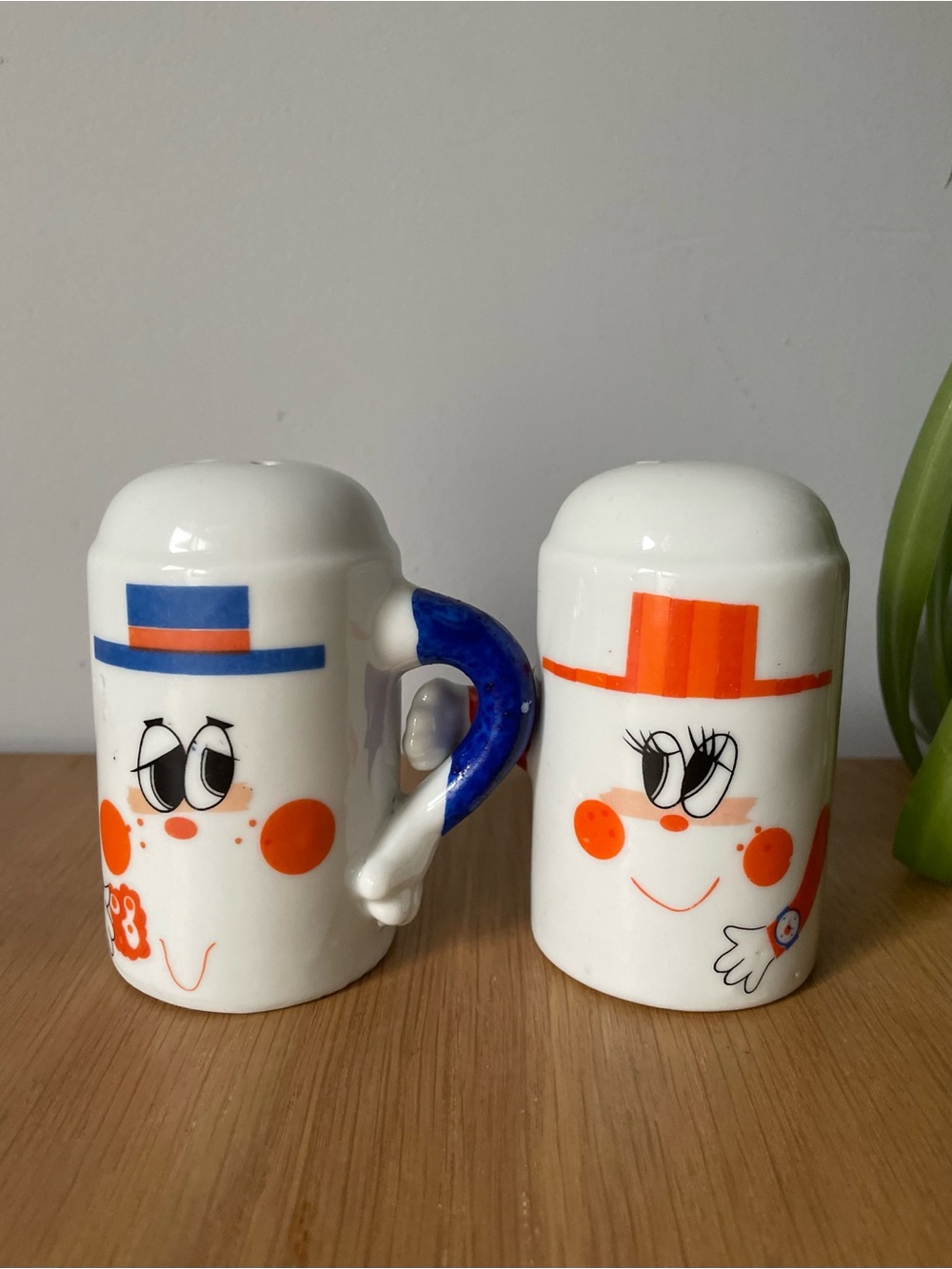 Vintage 1970s Papel Mug People Salt & Pepper Shakers With Interlocking Arms